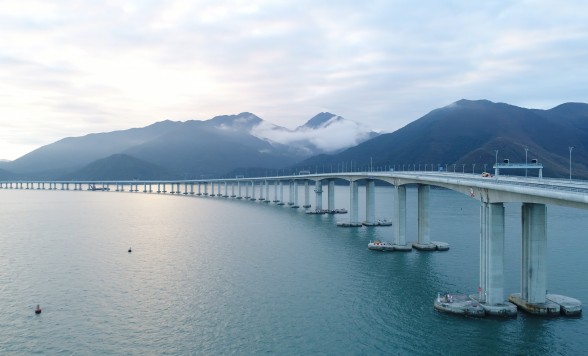 珠海市内ー香港国際空港 港珠澳大橋専用車手配＜片道/ガイド付き選択可/ワゴン車＞